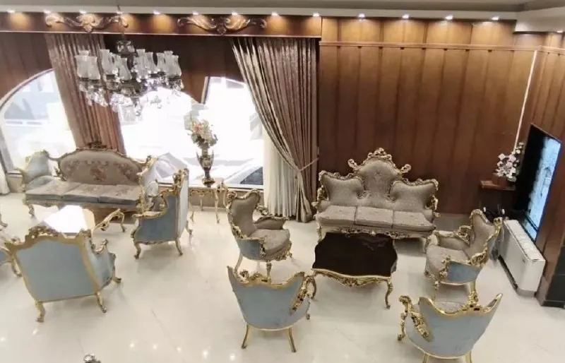 سالن نشیمن هتل دیبا با مبلمان کلاسیک آبی و طلایی