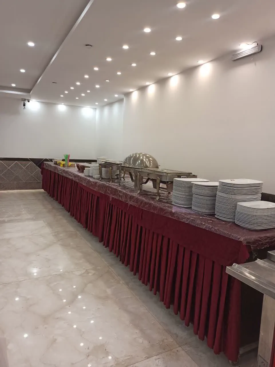بوفه پذیرایی هتل دیبا با ظروف و گرم‌کن غذا