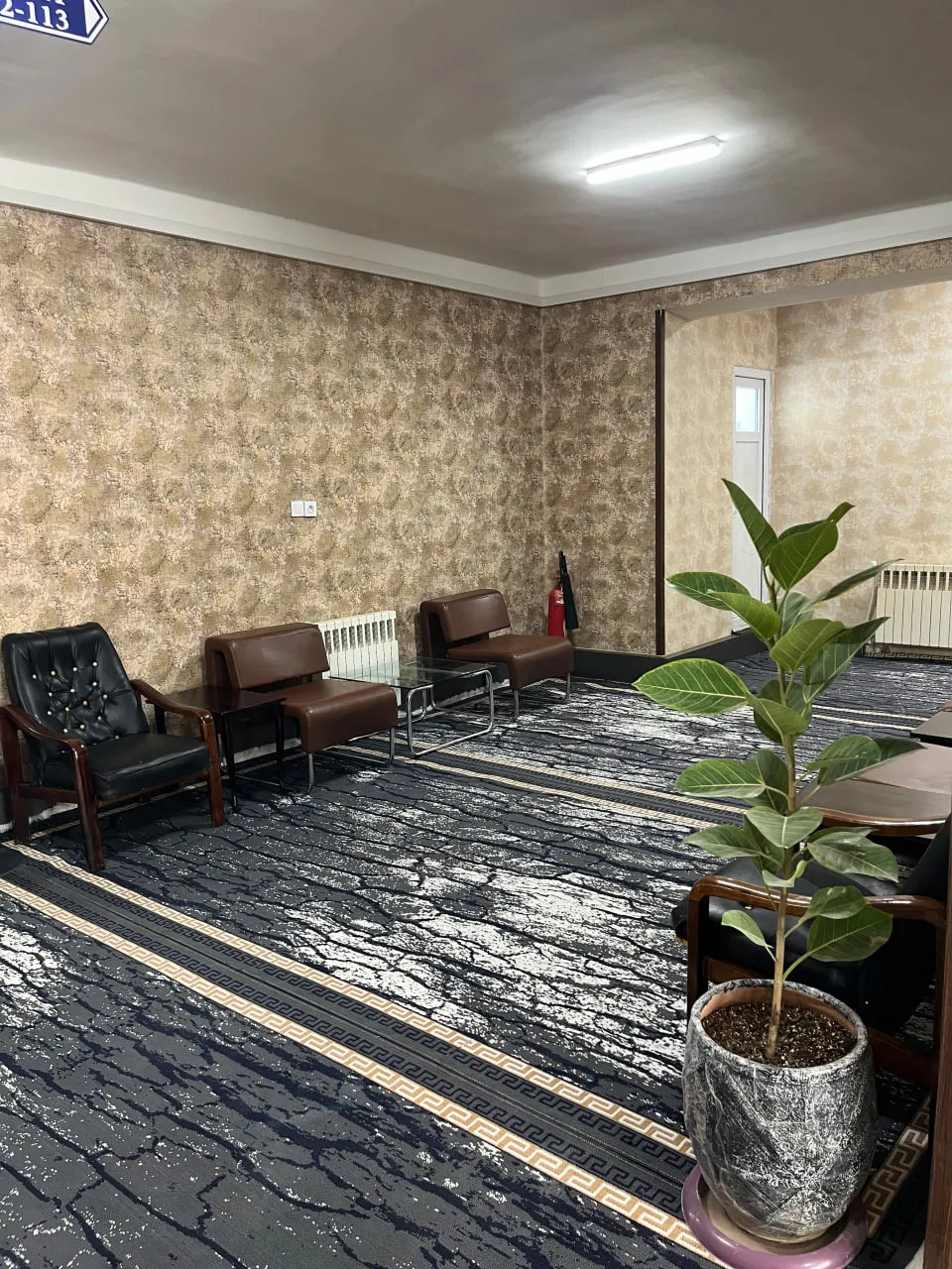 مبلمان انتظار و گلدان در فضای داخلی هتل قدس
