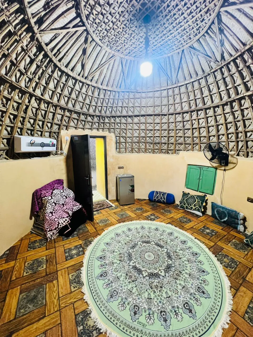 اتاق گنبدی با سقف حصیری و فرش در گرگیج