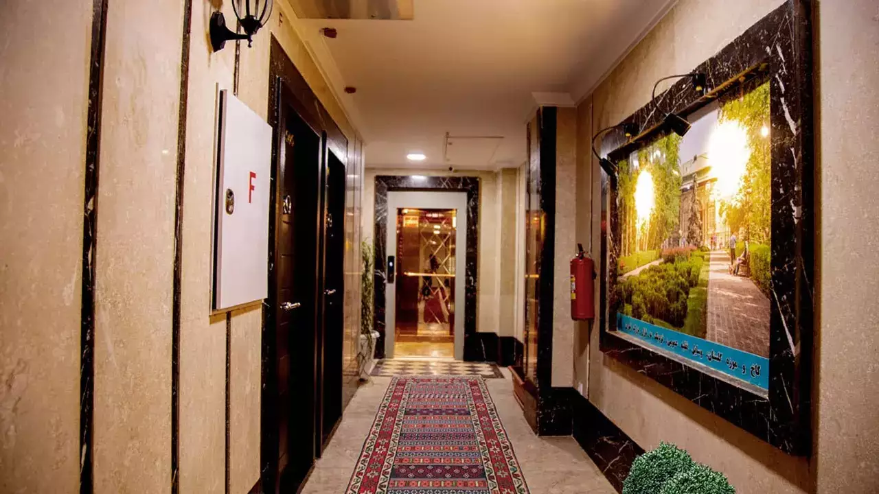 راهروی ورودی هتل نیکان مهر با فرش ایرانی