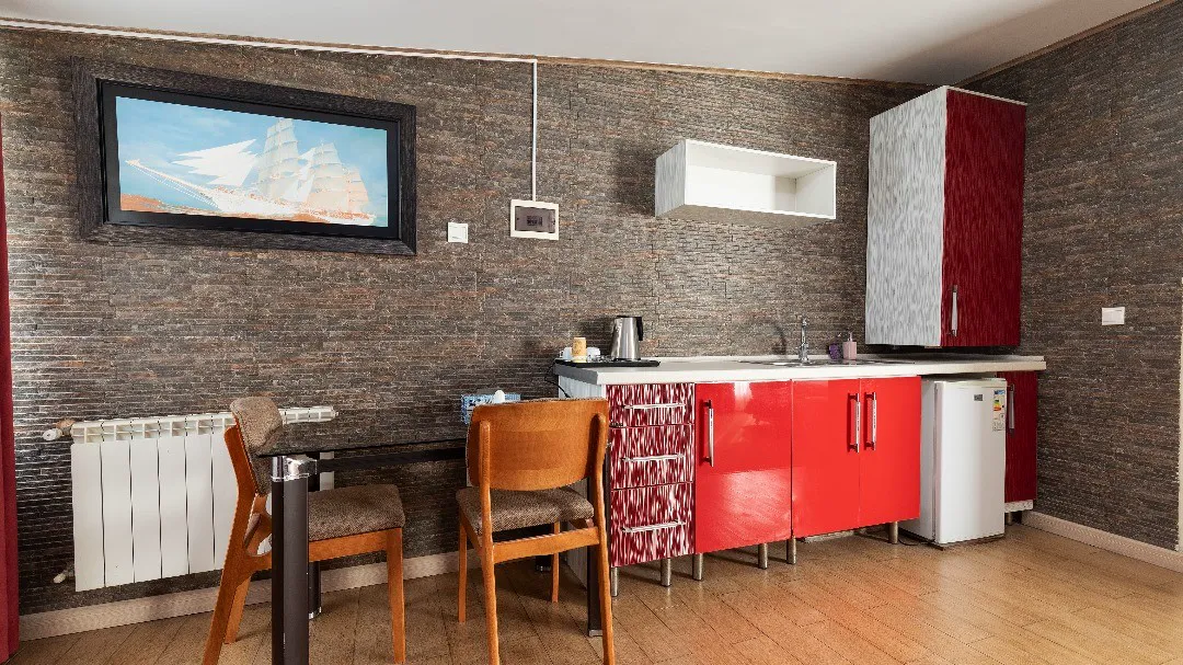 میز و کابینت قرمز در اتاق هتل شیان