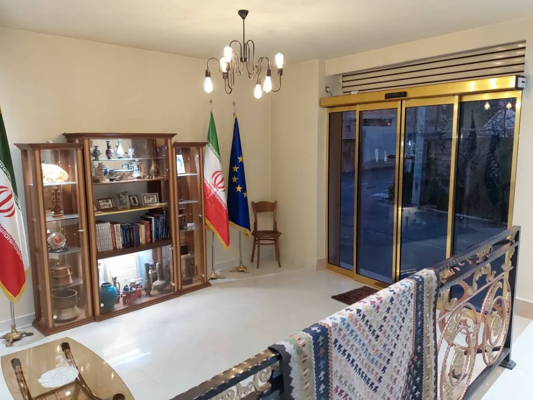 ویترین و پرچم‌ها در فضای داخلی اورارتو