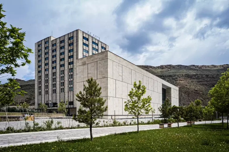 نمای مدرن ساختمان هتل ماوی
