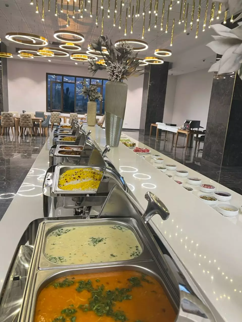 بوفه غذای گرم هتل ماوی با چندین خوراک