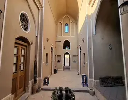حیاط سنتی اقامتگاه استاد حسین اردکانی با طاقهای بلند