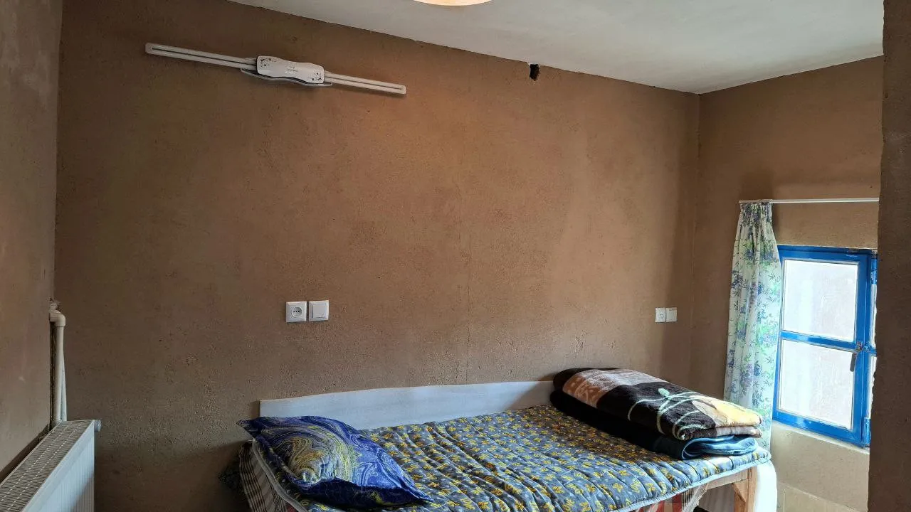 تخت دو نفره در اتاق استاد حسین اردکانی