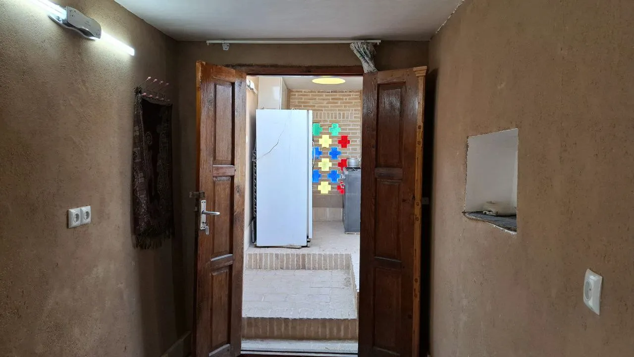 راهروی اتاق با درهای چوبی در استاد حسین اردکانی