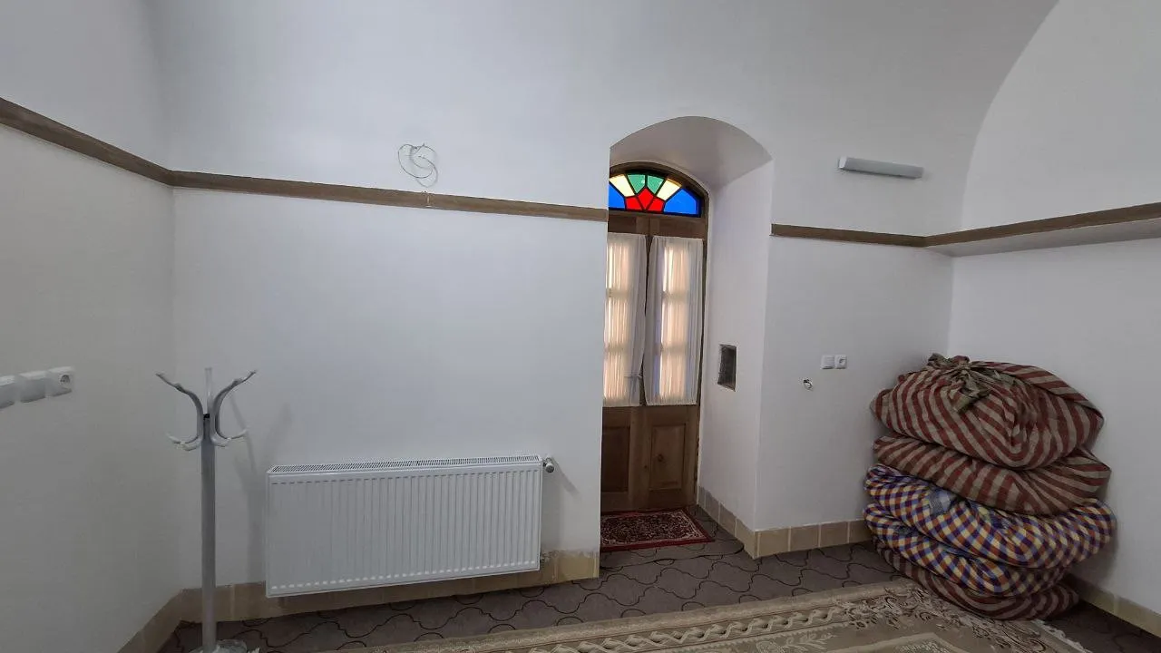 اتاق با پنجره رنگی و رادیاتور در استاد حسین اردکانی