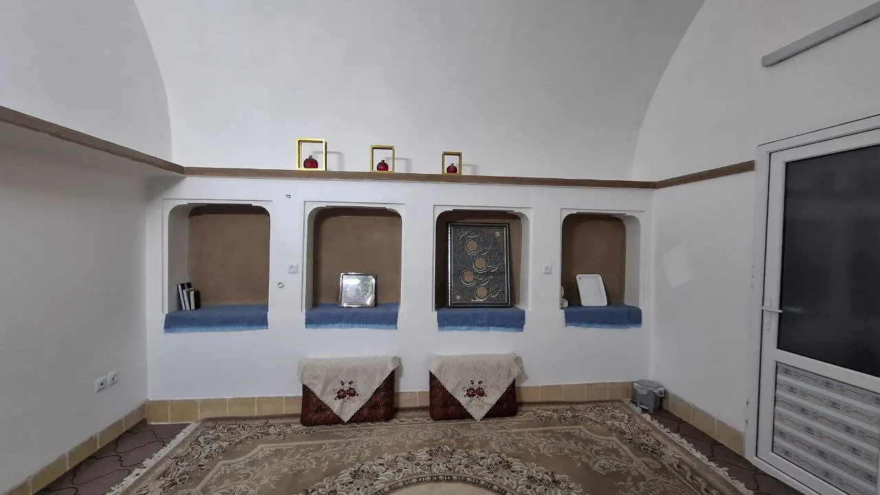 طاقچههای دیواری و فرش در استاد حسین اردکانی