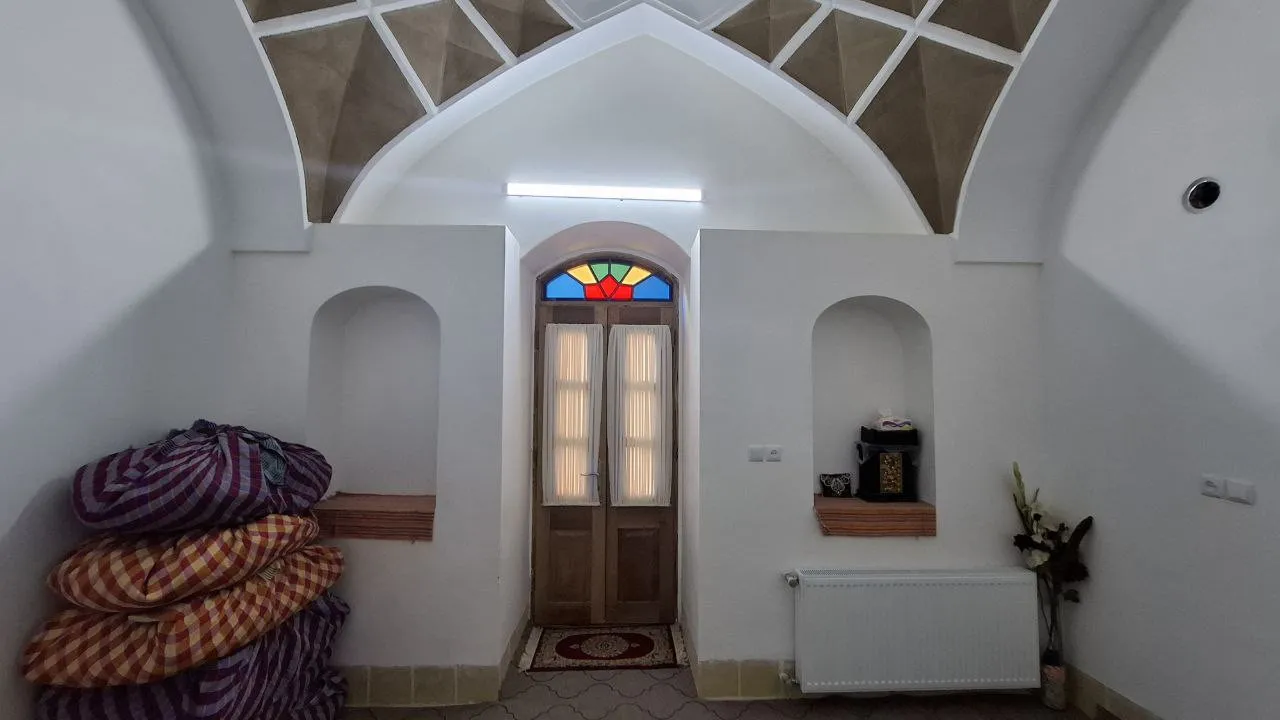ورودی طاقدار با در چوبی و شیشه رنگی استاد حسین اردکانی