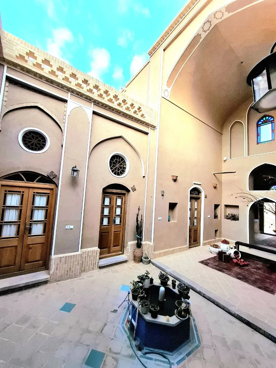حیاط سنتی استاد حسین اردکانی با حوض مرکزی