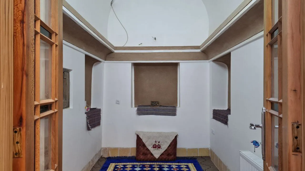 اتاق نشیمن استاد حسین اردکانی با درهای چوبی