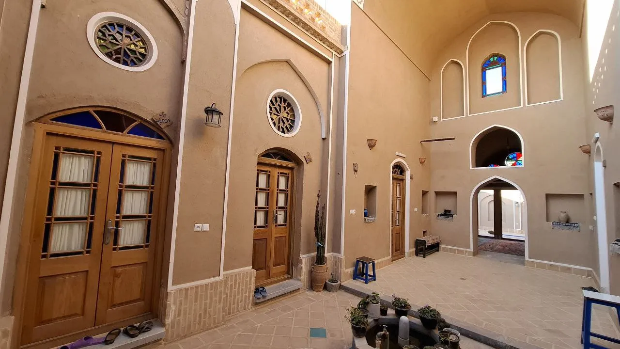 حیاط سنتی با درهای چوبی در اقامتگاه استاد حسین اردکانی