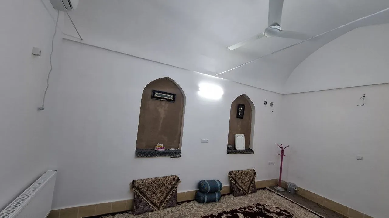 اتاق نشیمن ساده با فرش در استاد حسین اردکانی