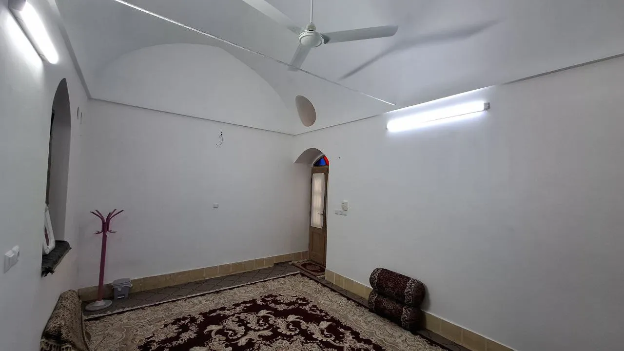 اتاق نشیمن با فرش و پنکه سقفی در استاد حسین اردکانی