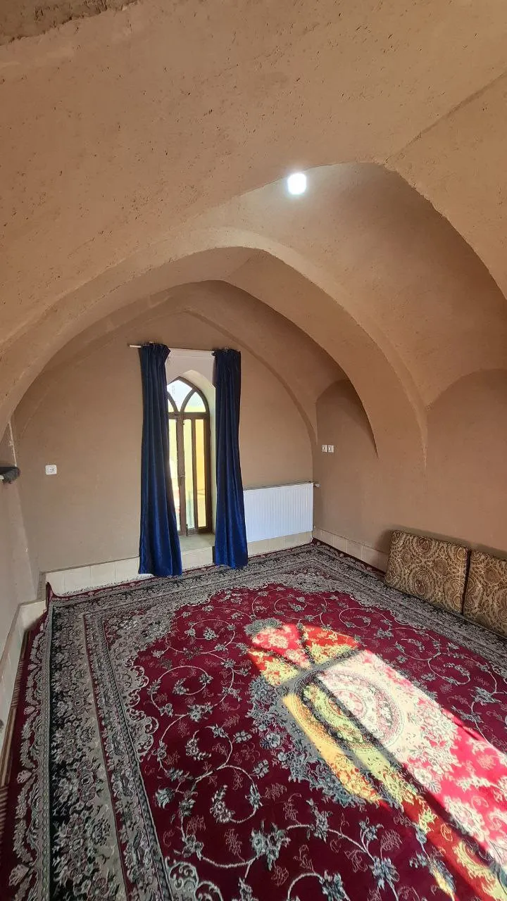 اتاق طاقدار با فرش قرمز در استاد حسین اردکانی