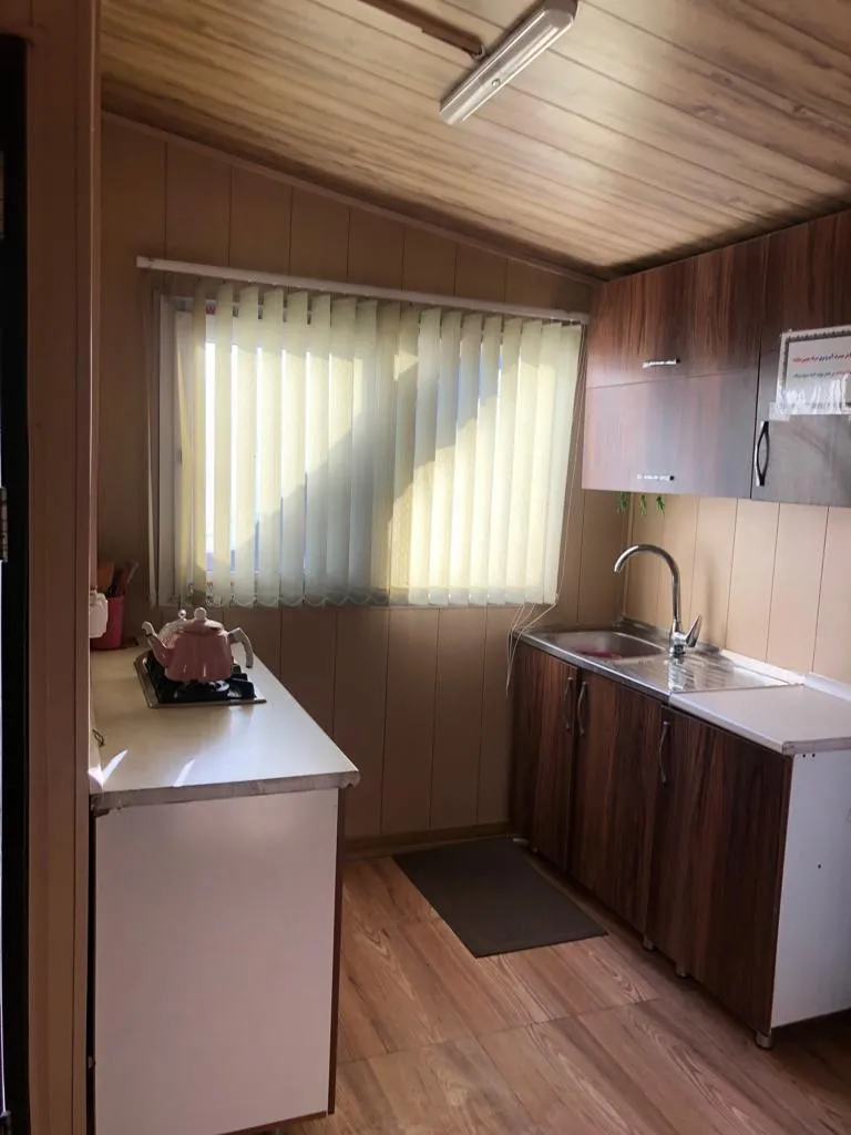 آشپزخانه با کابینت چوبی و سینک در نگین شیمبار