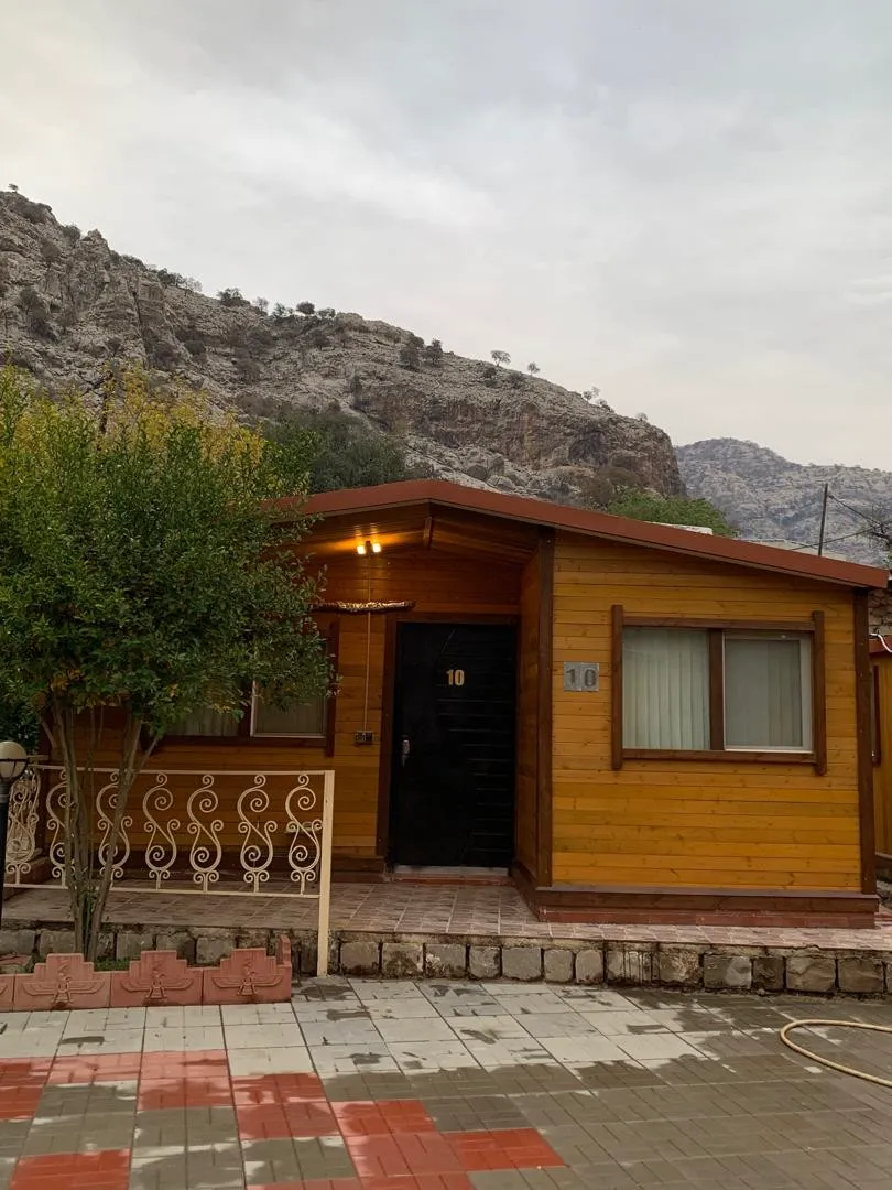 نمای کلبه چوبی اقامتگاه نگین شیمبار در دامنه کوه