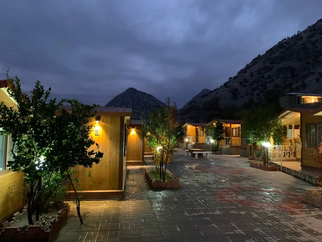 محوطه اقامتگاه نگین شیمبار میان کوهستان