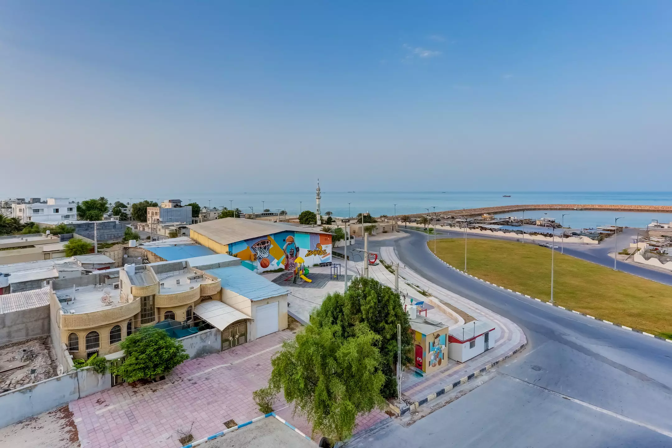 نمای ساحلی و خیابان نزدیک هتل شمس