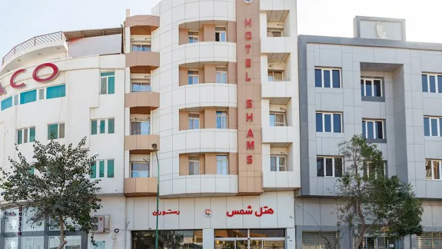 نمای بیرونی ساختمان هتل شمس با بالکنهای متعدد