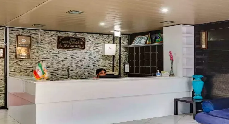 پیشخوان پذیرش هتل شمس با پسزمینه سنگی