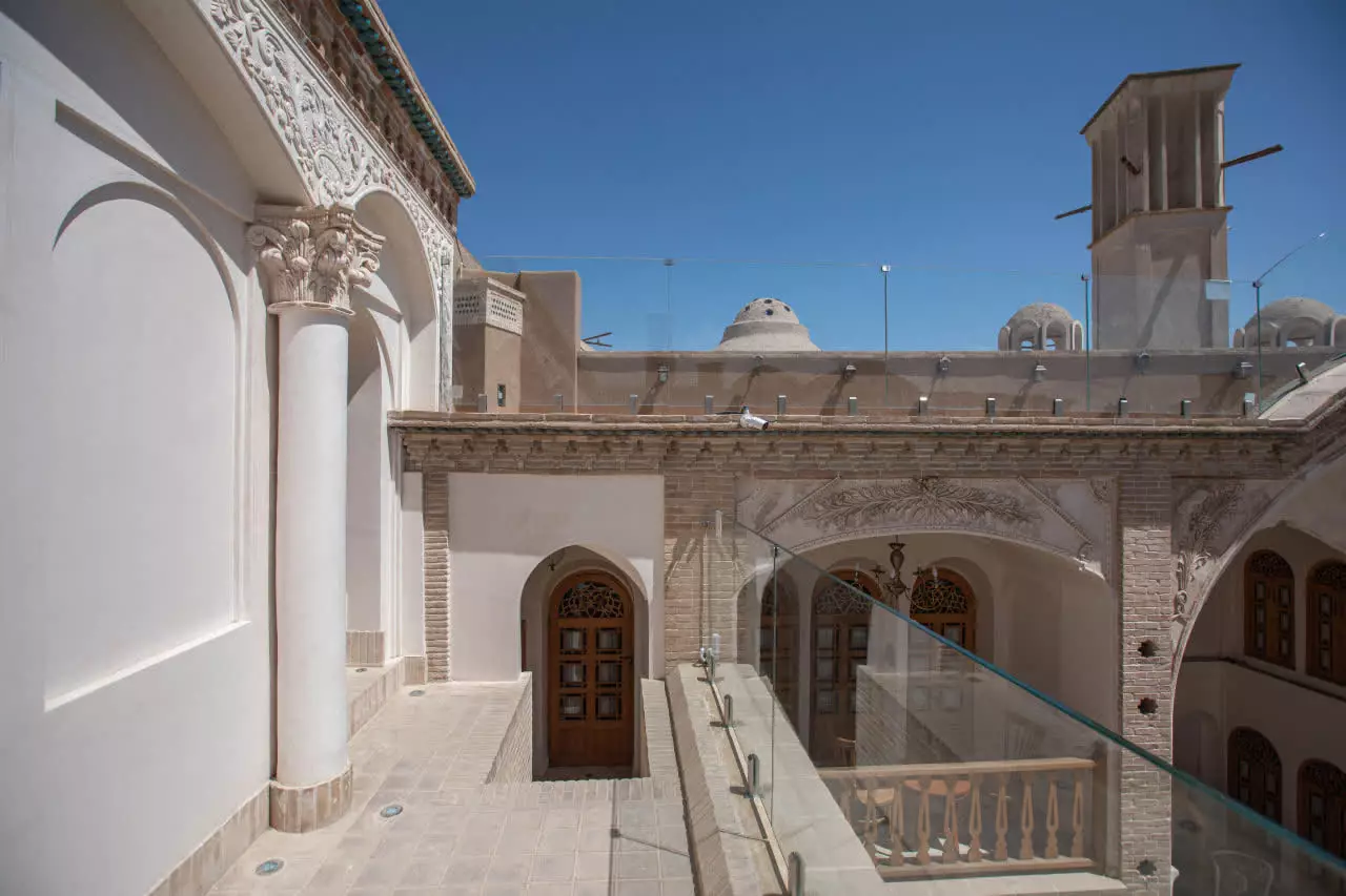 نمای ایوان و بادگیر عمارت آقاحسینی