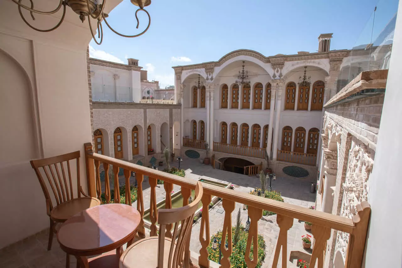 نمای حیاط عمارت آقاحسینی از بالکن