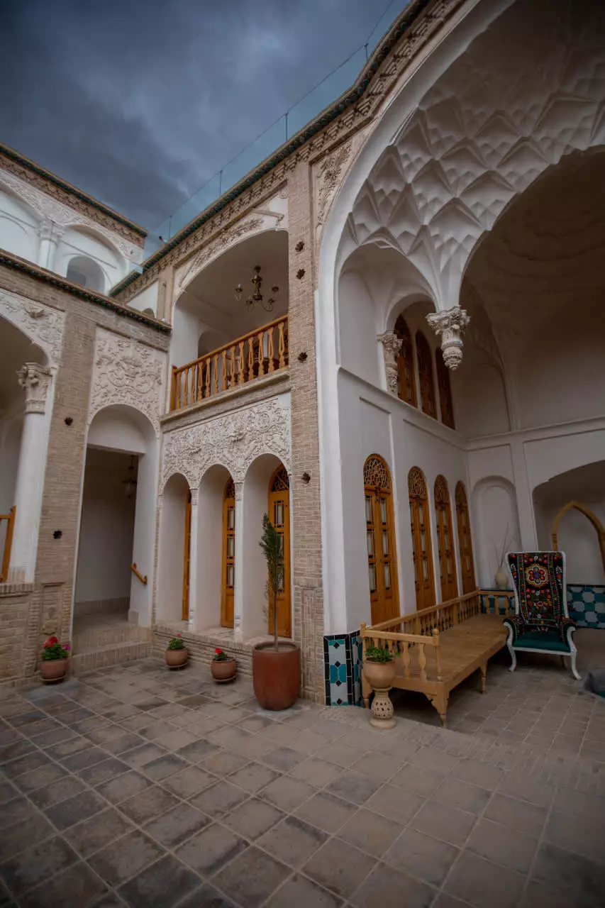 حیاط سنتی عمارت آقاحسینی با طاقهای گچبری