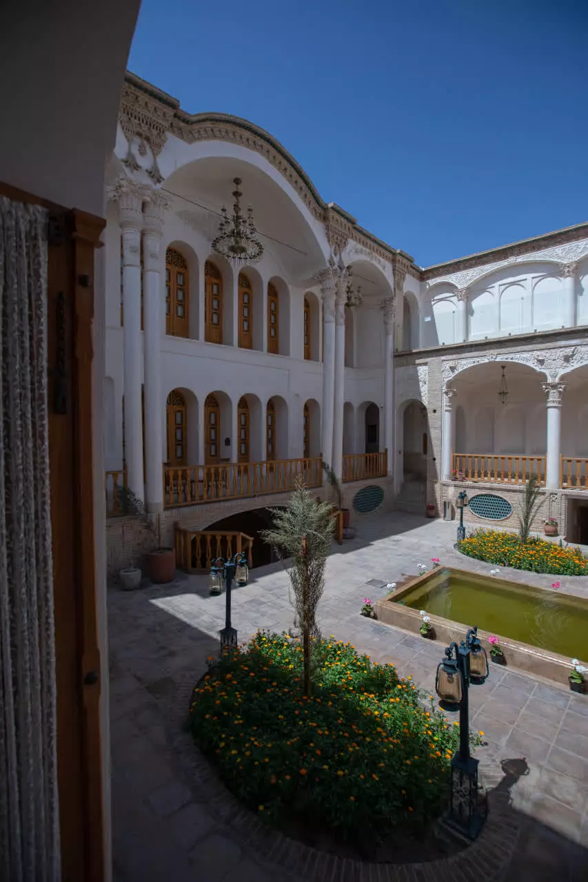 حیاط عمارت آقاحسینی با حوض و باغچه گلکاریشده