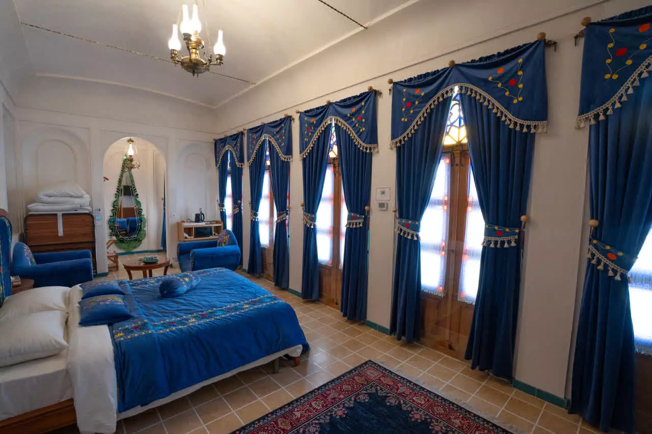 اتاق خواب عمارت آقاحسینی با پردههای آبی
