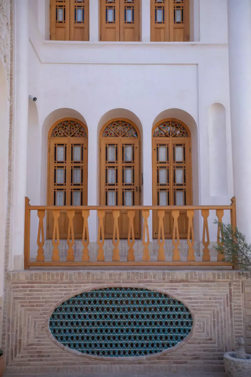 پنجرههای چوبی و نرده بالکن عمارت آقاحسینی
