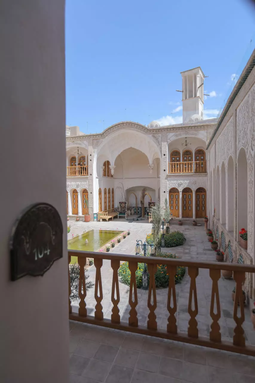 حیاط مرکزی عمارت آقاحسینی با حوض و بادگیر
