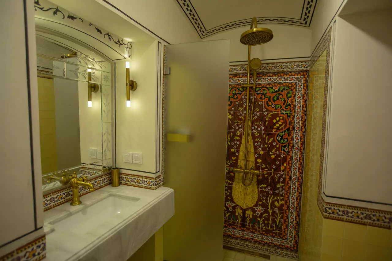 حمام با کاشیکاری سنتی در عمارت آقاحسینی