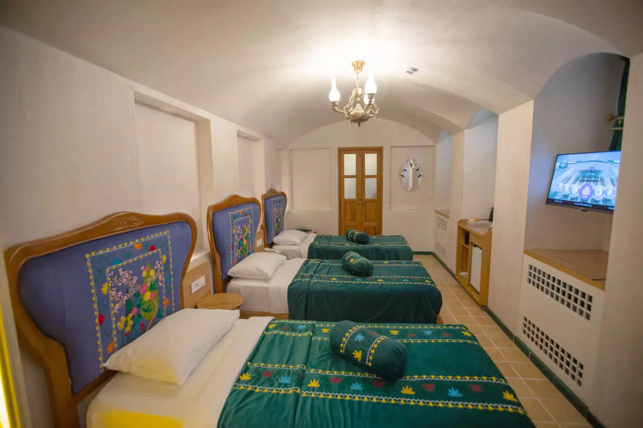 اتاق چندتخته عمارت آقاحسینی با روتختی سبز