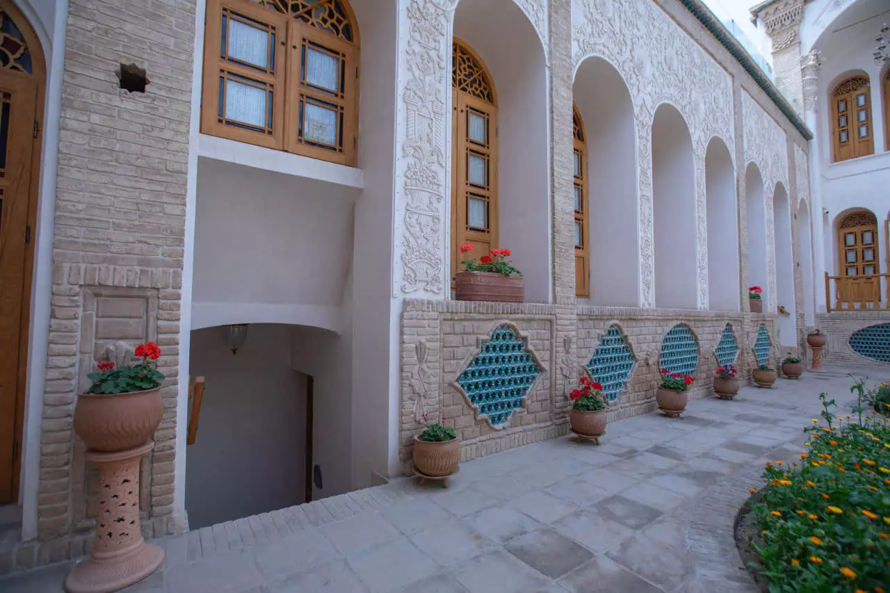 نمای ایوان و پنجرههای چوبی عمارت آقاحسینی