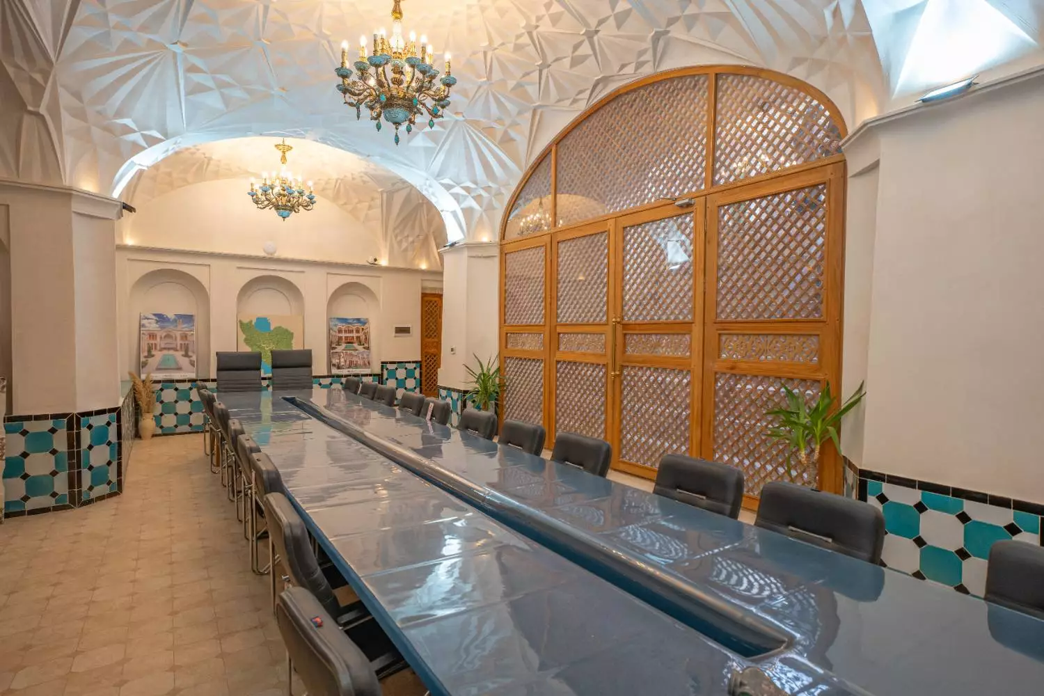 سالن پذیرایی با میز بلند و سقف قوسی عمارت آقاحسینی