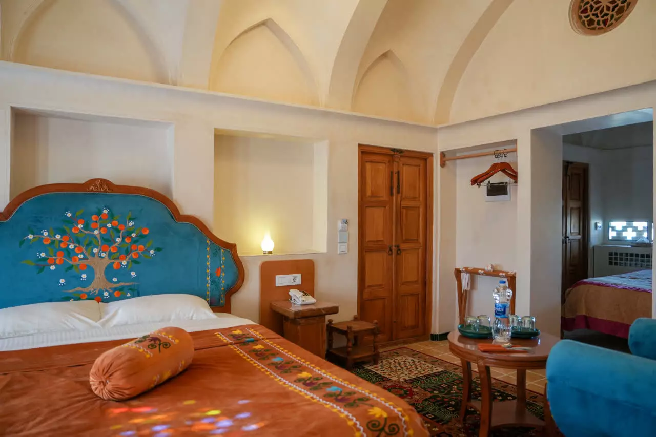 اتاق خواب با تخت آبی و نقش گل در عمارت آقاحسینی