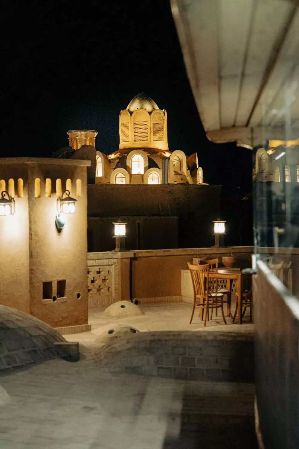 حیاط بام عمارت آقاحسینی در شب