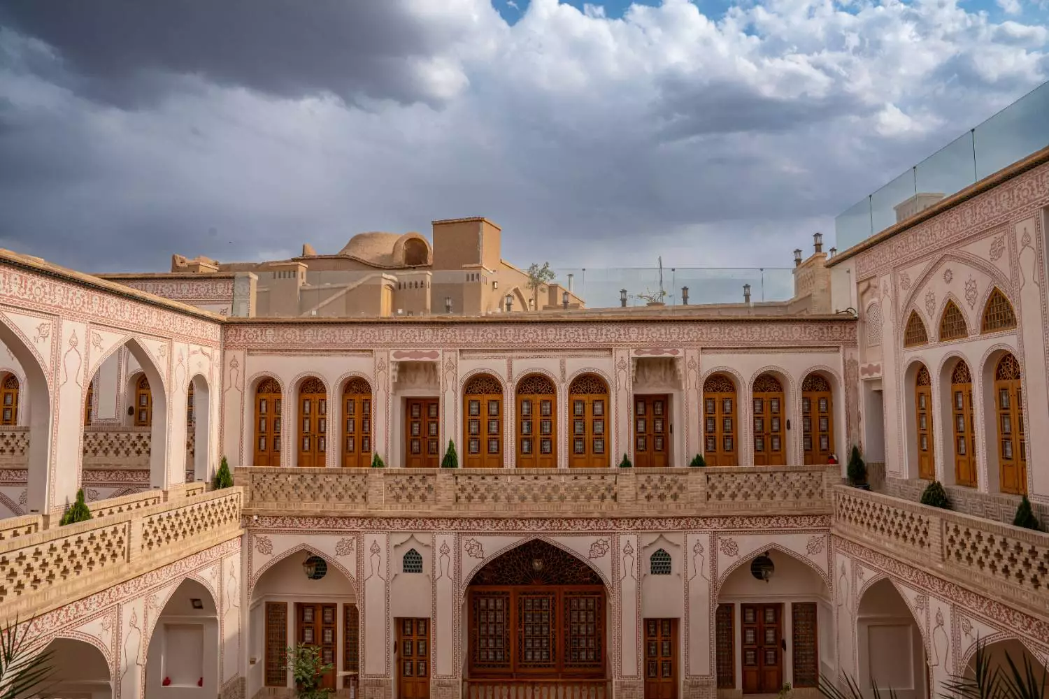 نمای حیاط عمارت آقاحسینی با ایوان‌های قوسی