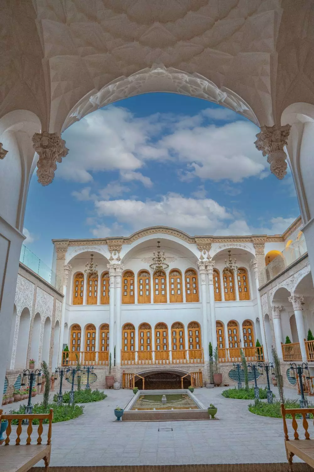 حیاط عمارت آقاحسینی زیر طاق گچی مزین
