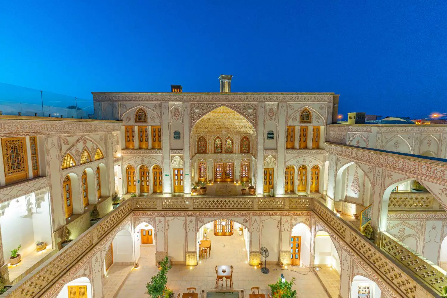 نمای شبانه عمارت آقاحسینی از حیاط مرکزی