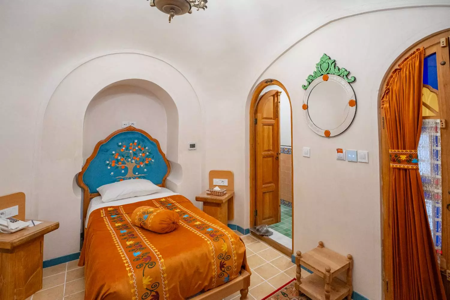 تخت با تاج فیروزهای و روتختی نارنجی عمارت آقاحسینی