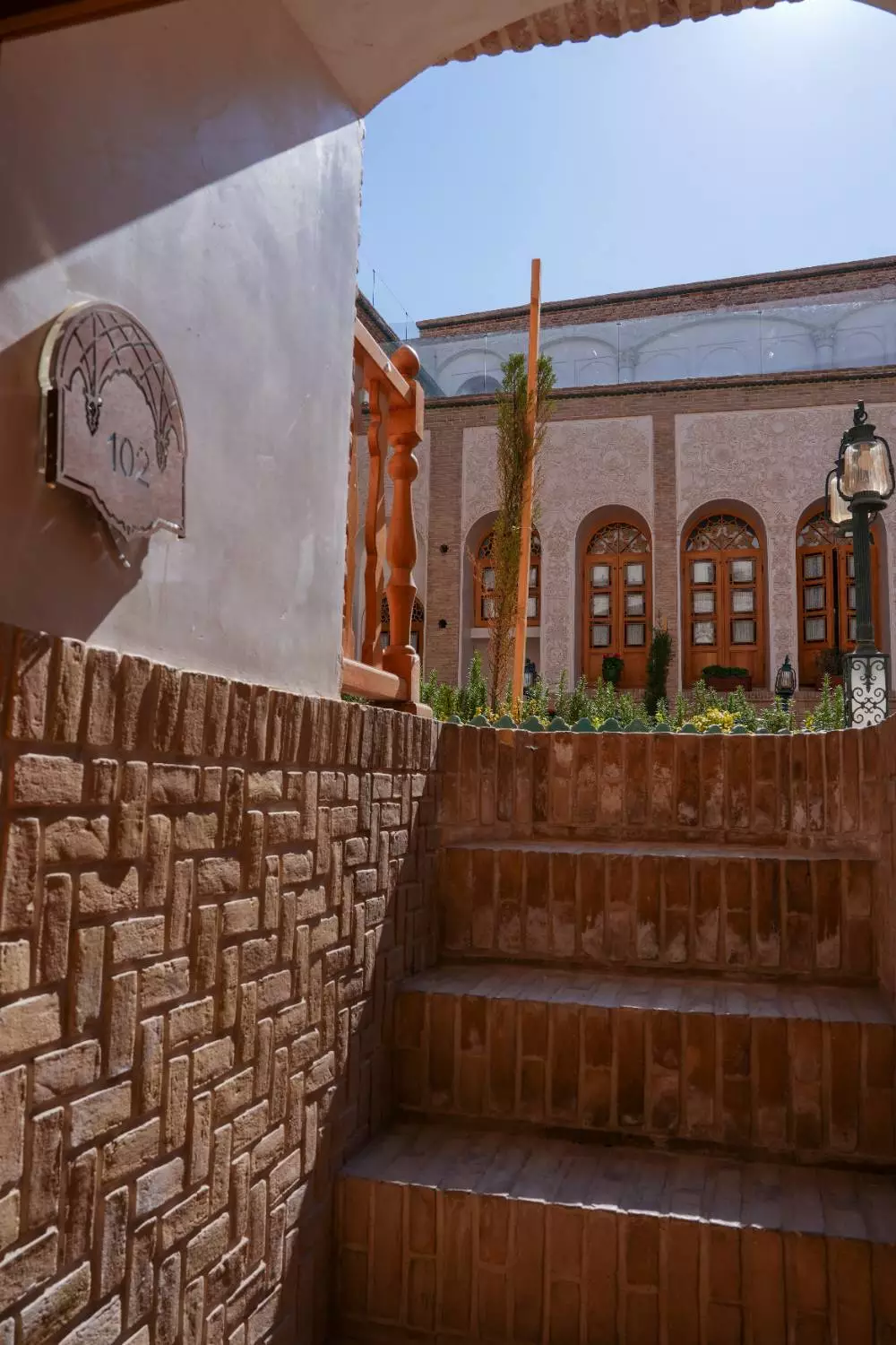 پلکان آجری حیاط عمارت آقاحسینی