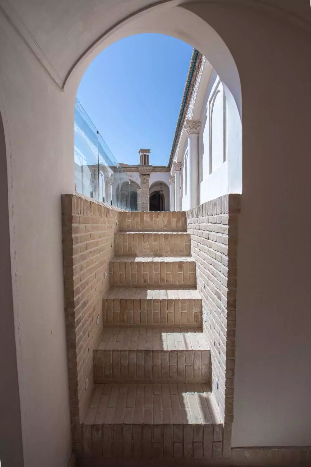 پلکان آجری زیر طاق عمارت آقاحسینی