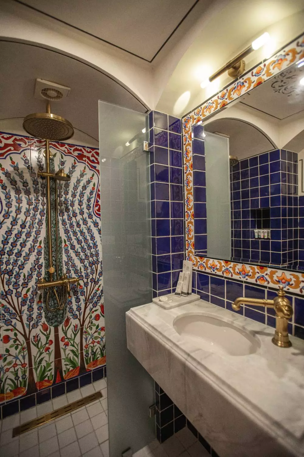 حمام با کاشیکاری گلدار در عمارت آقاحسینی
