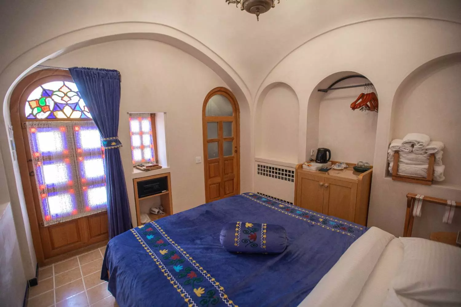 اتاق خواب با پنجره شیشهرنگی در عمارت آقاحسینی