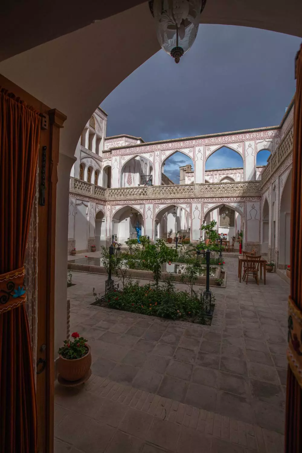 حیاط مرکزی عمارت آقاحسینی با حوض و ایوانهای قوسی