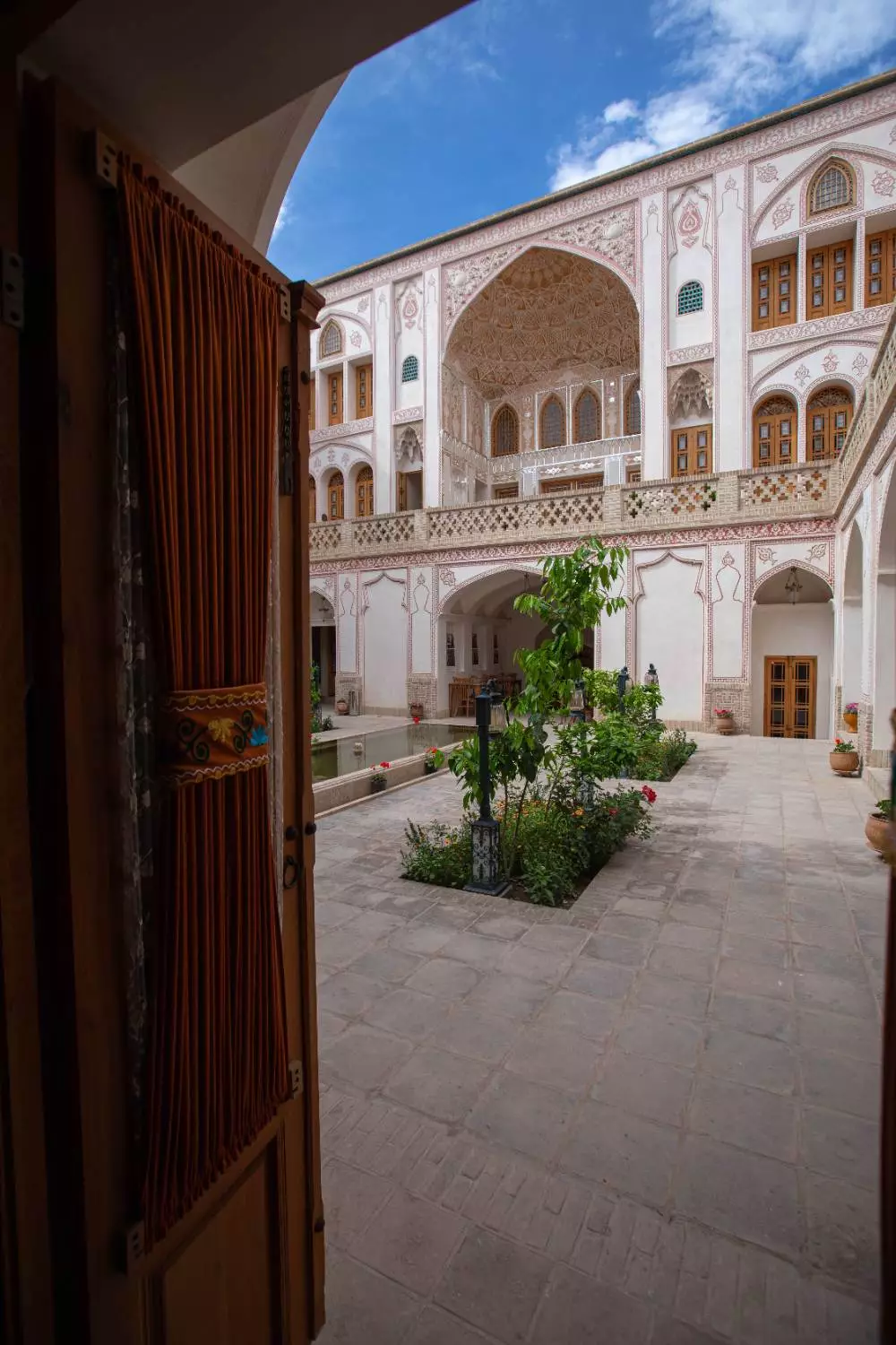 حیاط مرکزی عمارت آقاحسینی با نمای تاریخی